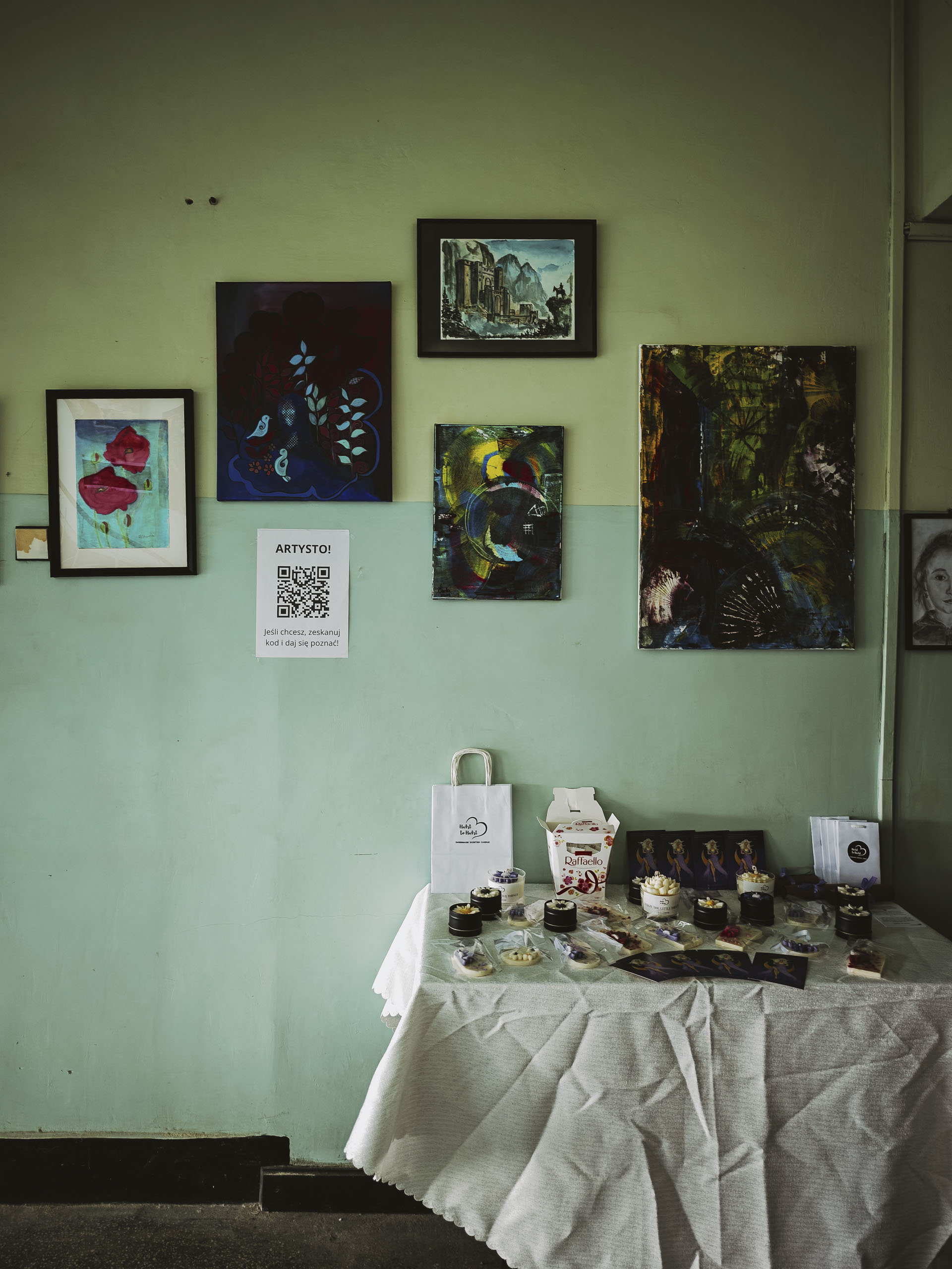 Przestrzeń wystawowa i prace artystyczne podczas Galerii Bezdomnej